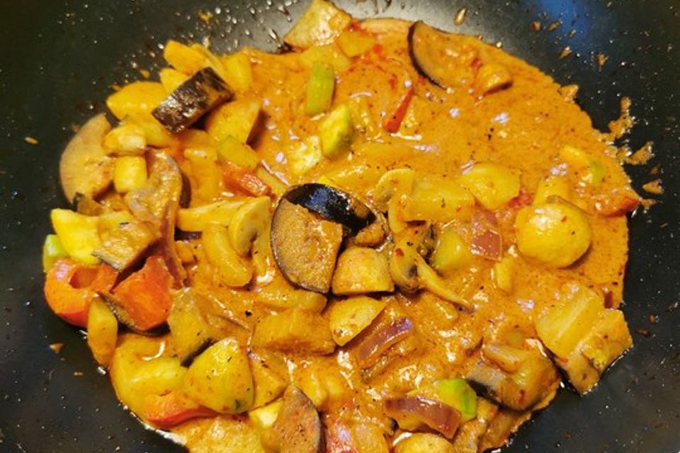 Vegane Kartoffel-Gemüse-Pfanne mit Pilzen nach Thai-Curry-Art