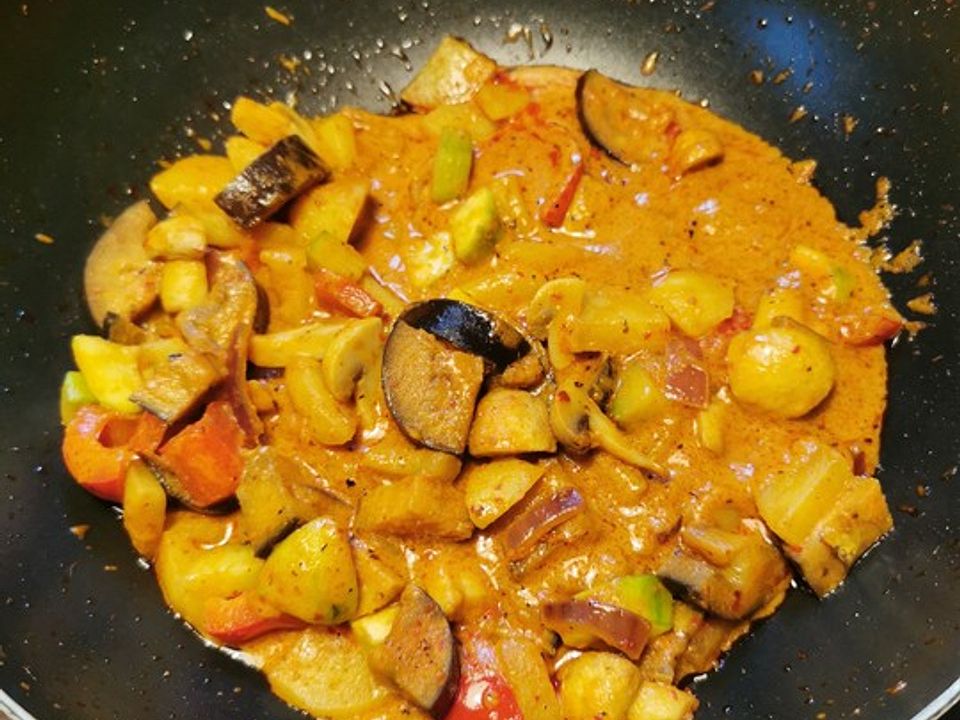 Vegane Kartoffel-Gemüse-Pfanne mit Pilzen nach Thai-Curry-Art von ...