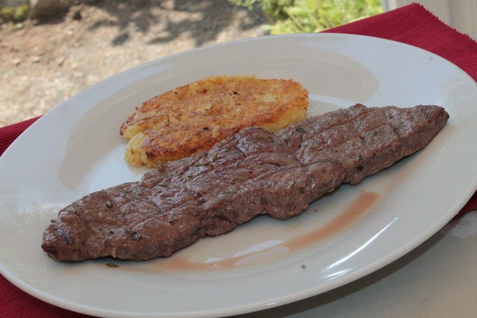 Indirekt gegartes Rumpsteak vom Kugelgrill in Rosmarin-Knoblauch-Marinade