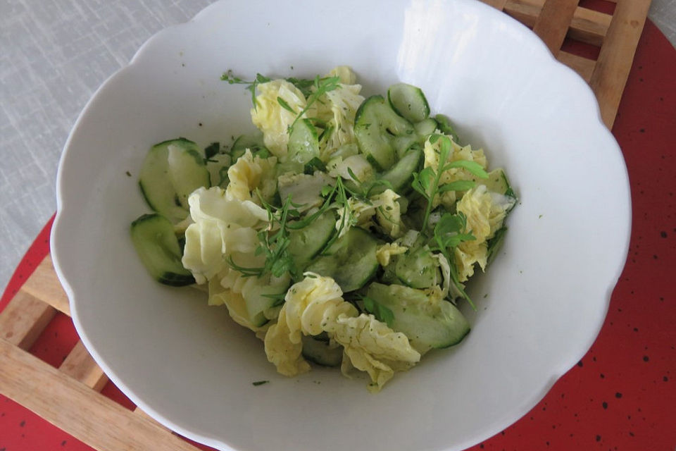 Kopfsalat mit Gurke und Kapuzinerkresse in Senfdressing