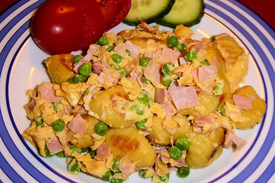 Gnocchi-Pfanne mit Schinken und Ei