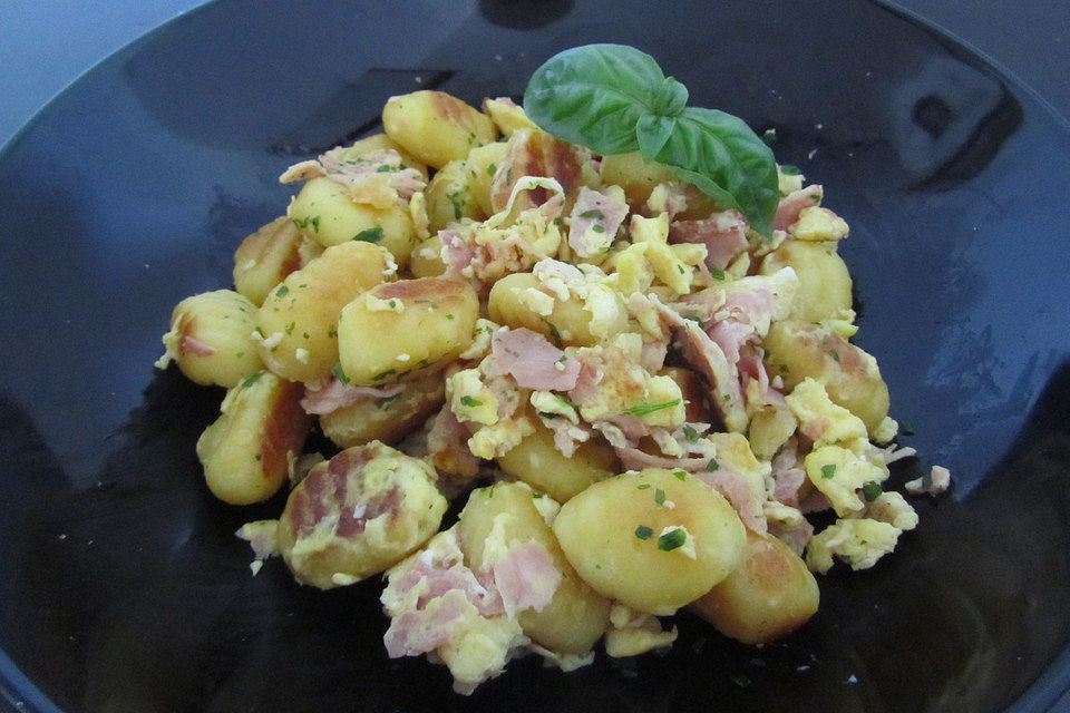 Gnocchi-Pfanne mit Schinken und Ei