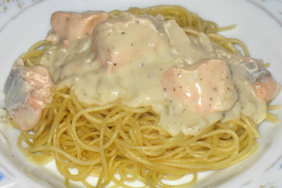 Nudeln mit Lachs-Sahne-Soße