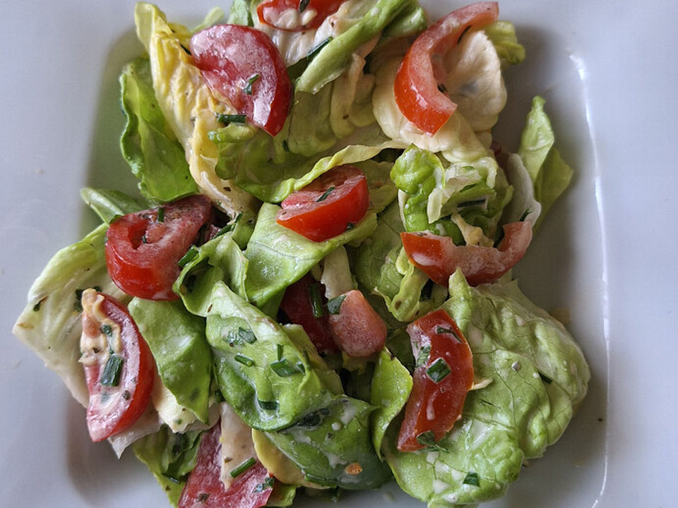 Kopfsalat mit Tomate und Kapuzinerkresse in MeerrettichSahneDressing