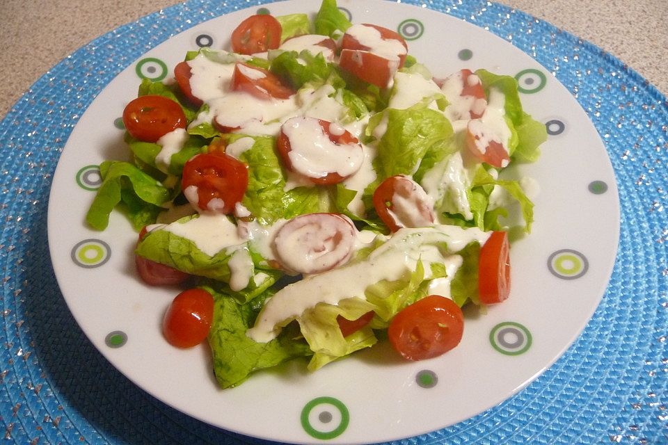 Kopfsalat mit Tomate und Kapuzinerkresse in Meerrettich-Sahne-Dressing