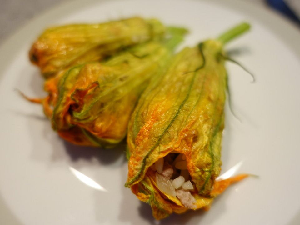Zucchiniblüten mit Kalbfleisch und Reisfüllung von hefide| Chefkoch