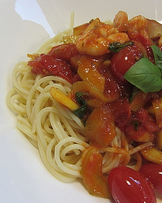 Sommerliche Spaghetti mit Mango, Gurke, Tomaten und Shrimps
