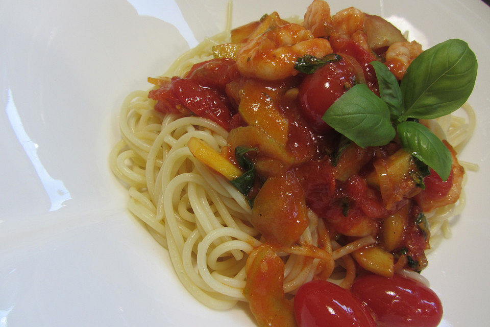 Sommerliche Spaghetti mit Mango, Gurke, Tomaten und Shrimps