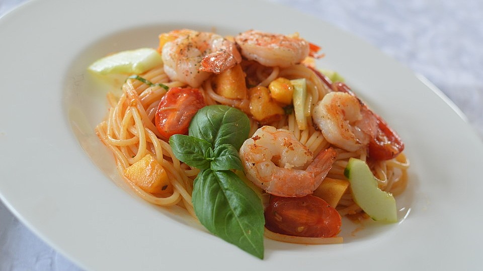 Sommerliche Spaghetti mit Mango, Gurke, Tomaten und Shrimps