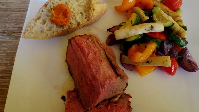 Lammrücken am Knochen mit Kräuter-Knoblauch-Kruste von Monika