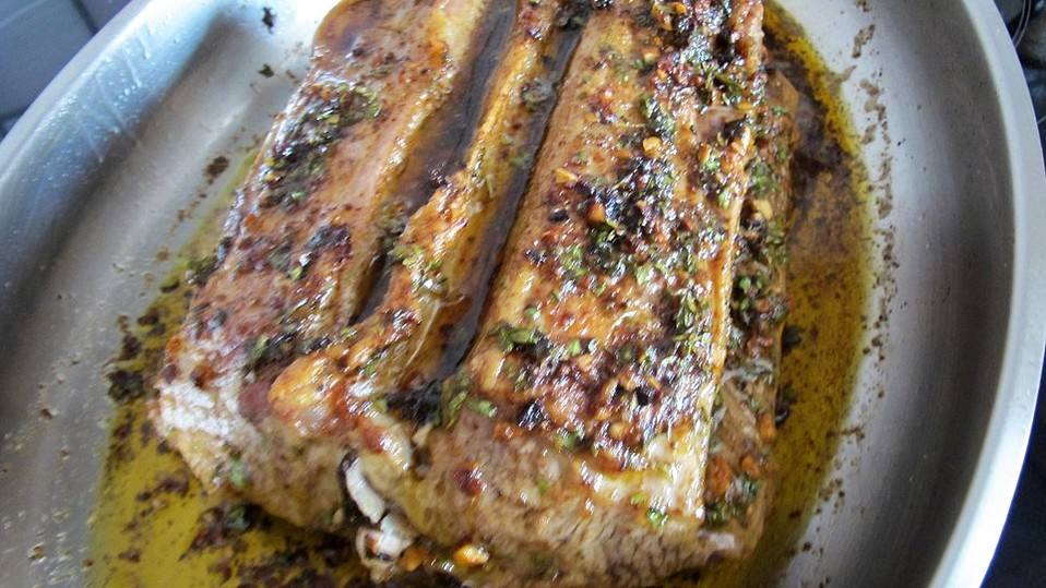 Lammrücken am Knochen mit Kräuter-Knoblauch-Kruste von Monika