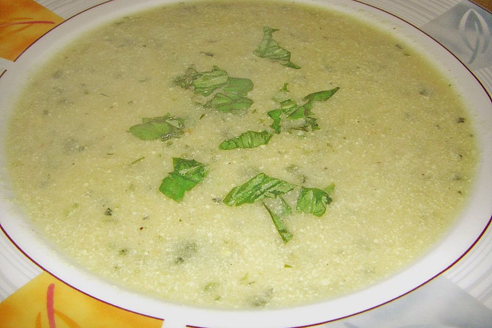 Zucchinicremesuppe mit Basilikum