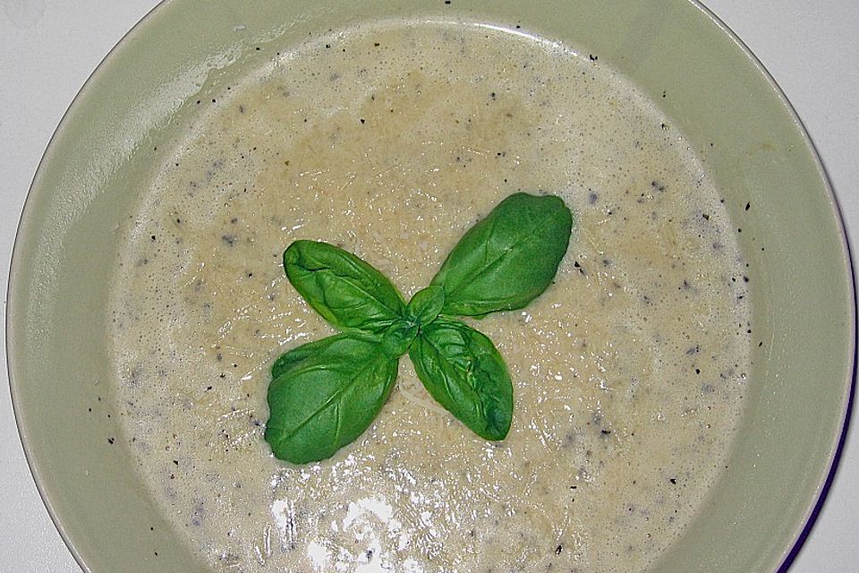 Zucchinicremesuppe mit Basilikum