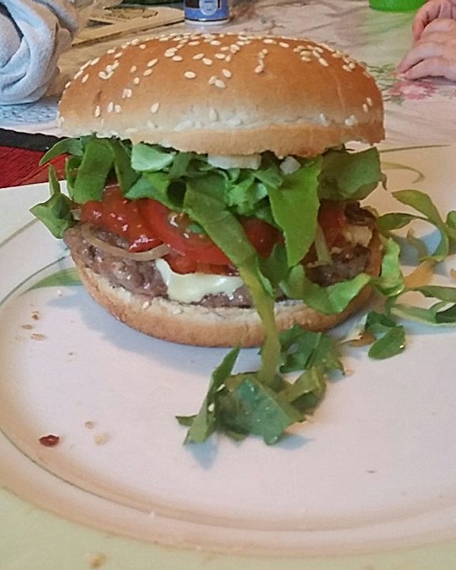 BBQ-Burger mit Tomaten-Mango-Chutney und karamellisierten Zwiebeln
