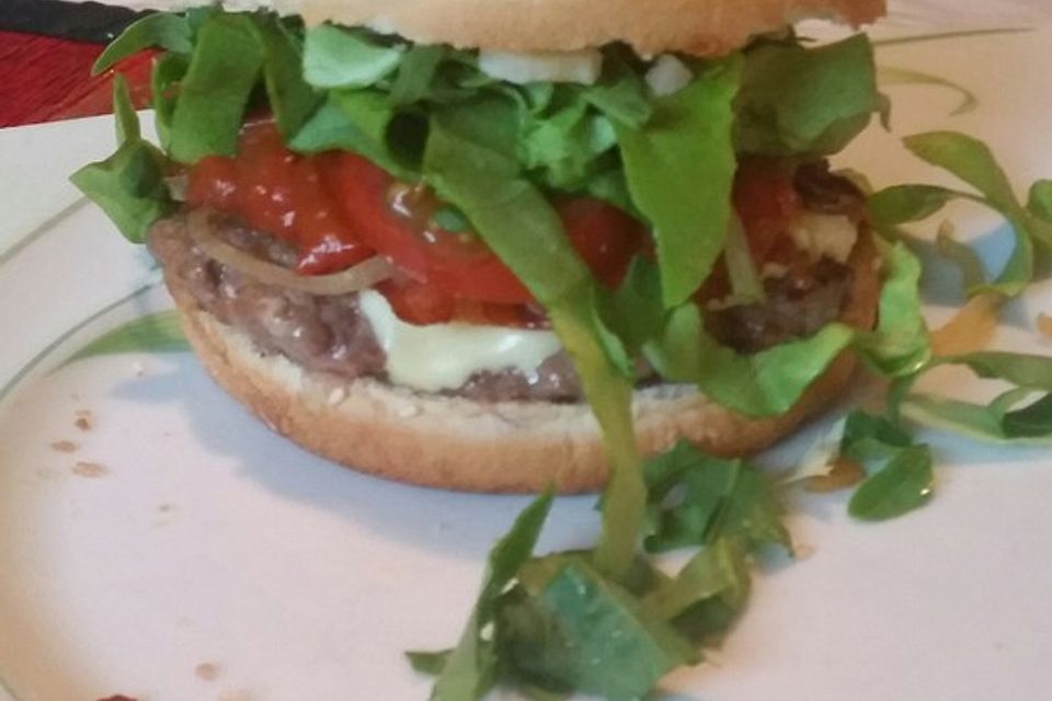 BBQ-Burger mit Tomaten-Mango-Chutney und karamellisierten Zwiebeln