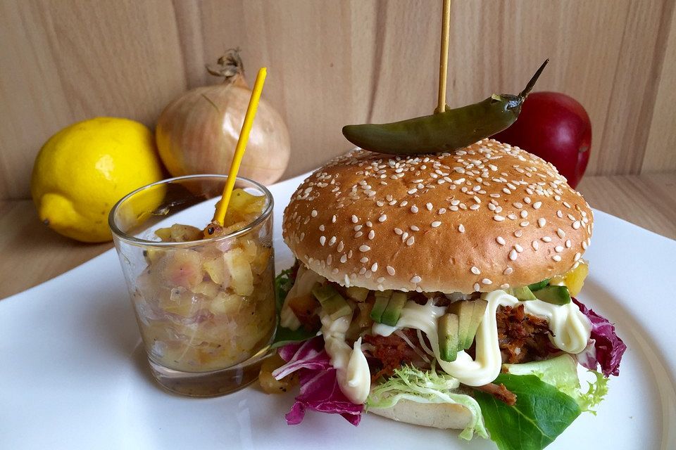 Wildschwein-Cheeseburger mit Apfel-Zwiebel-Marmelade und Kokosmayo