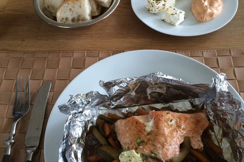 Lachs mit Möhren- und Zucchinigemüse vom Grill