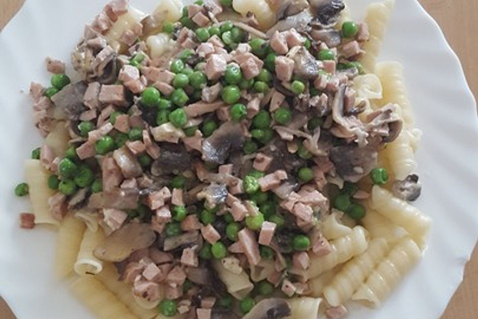 Pasta mit Schinken, Erbsen und Champignons