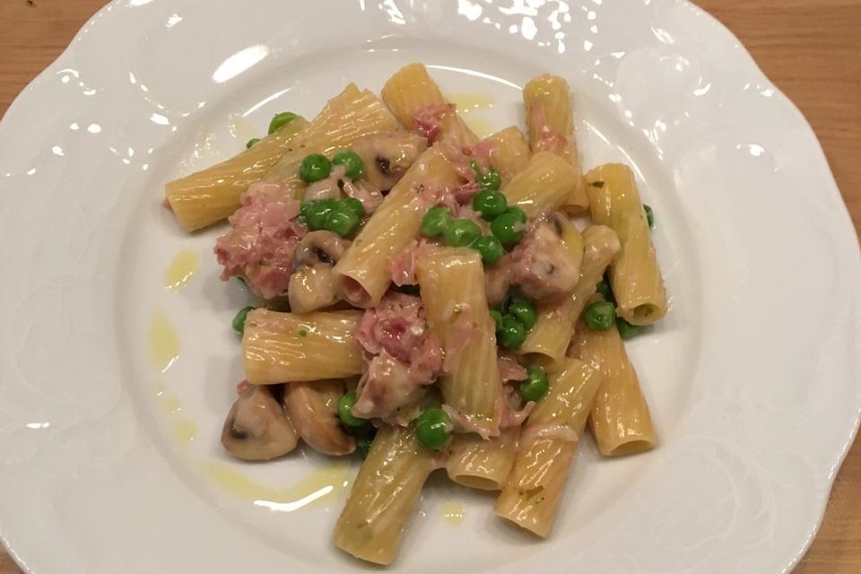 Pasta mit Schinken, Erbsen und Champignons