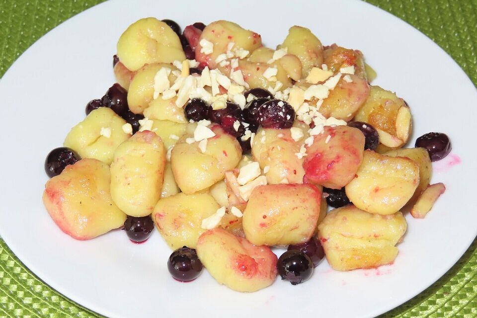 Blaubeer-Gnocchi mit weißer Schokolade