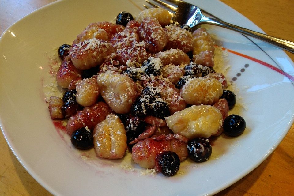 Blaubeer-Gnocchi mit weißer Schokolade