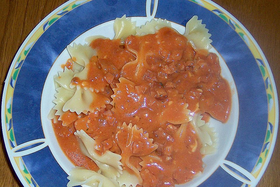 Makkaroni in Tomatensahnesoße