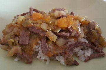 Asiatische Rindfleischpfanne mit Mandarinen und Porree