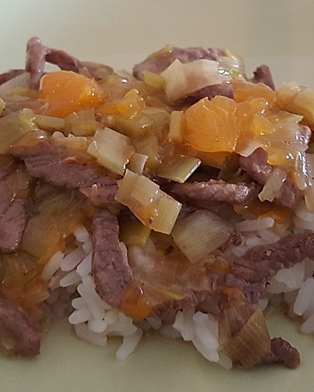 Asiatische Rindfleischpfanne mit Mandarinen und Porree
