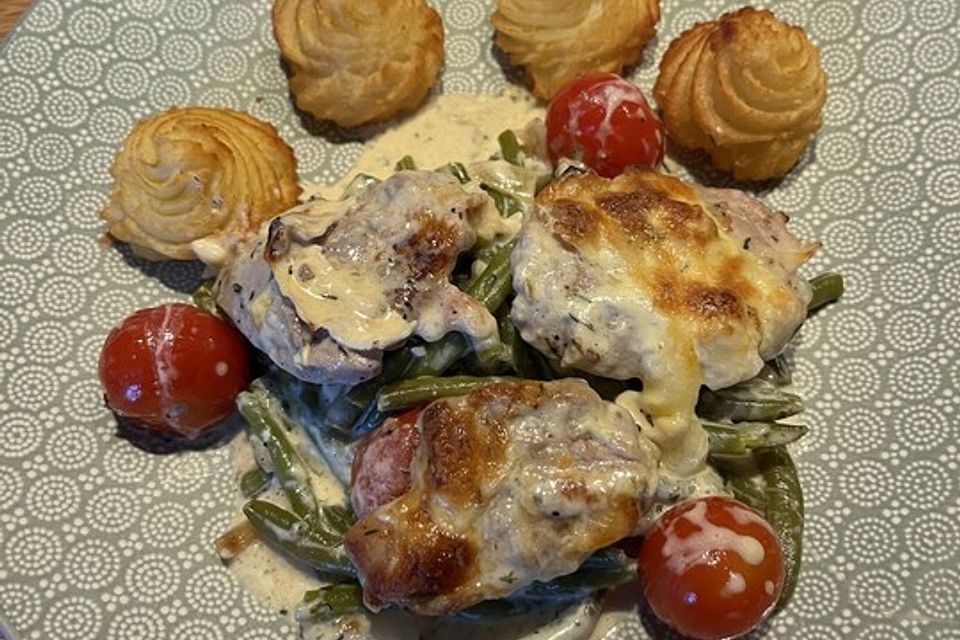 Überbackene Schweinelendchen mit Bohnen und Gorgonzolasoße