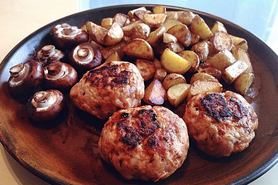 Putenfrikadellen mit Bratkartoffelecken und gebratenen Champignons