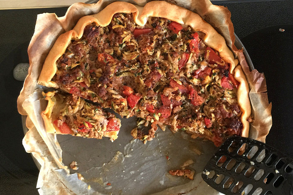 Libanesische Hackfleischtarte mit Joghurtsauce