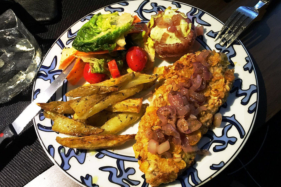 Zwiebelschnitzel mit überbackenen Champignons und Ofenkartoffeln