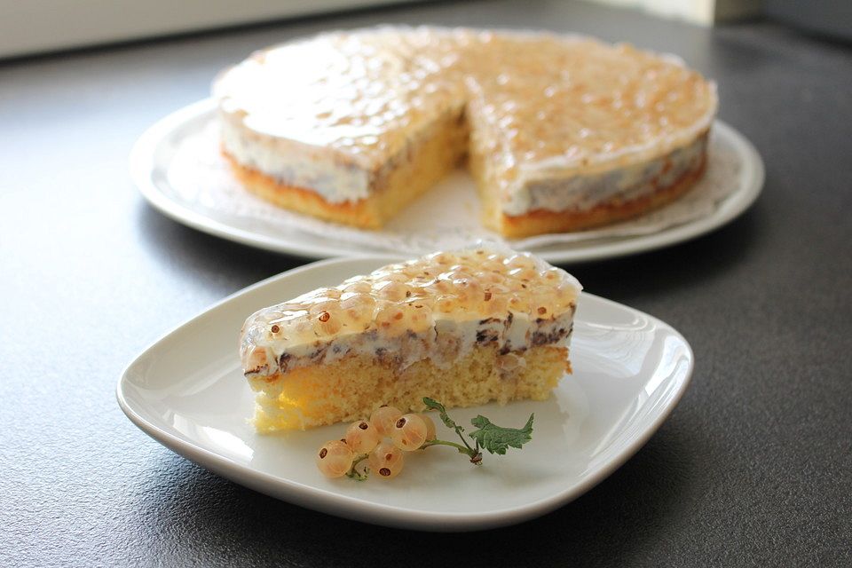 Schokoladen-Quark-Creme-Biskuit mit weißer Johannisbeere