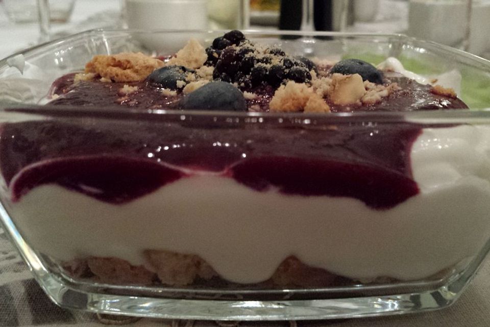 Quarkcreme mit Beeren und Cantuccini