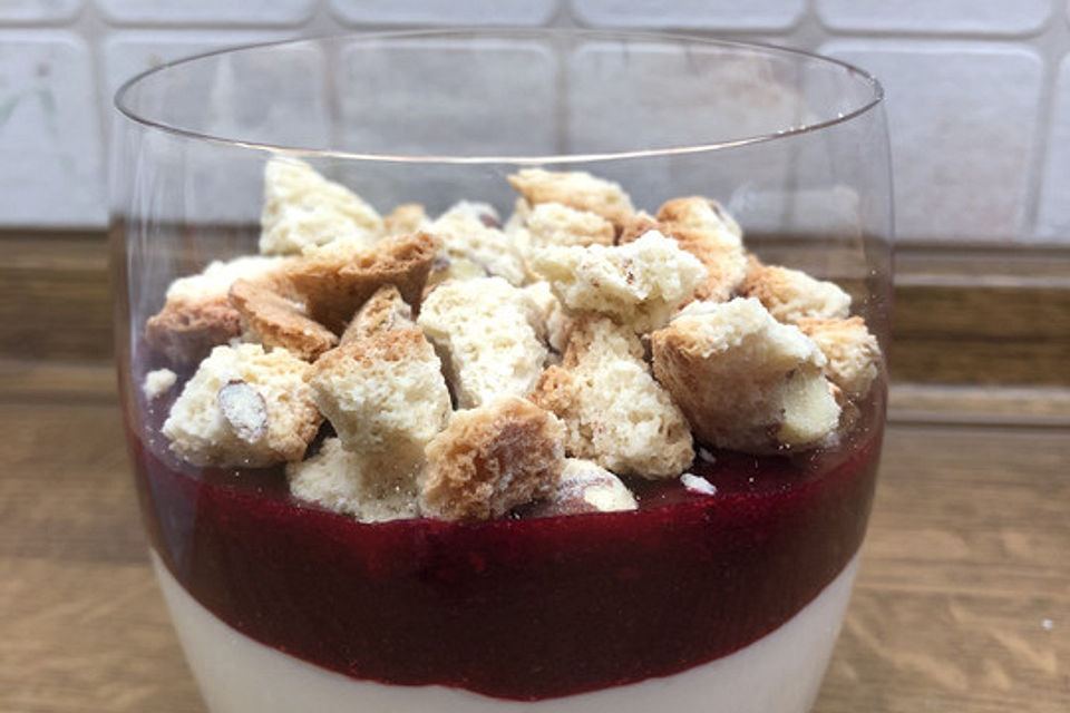 Quarkcreme mit Beeren und Cantuccini