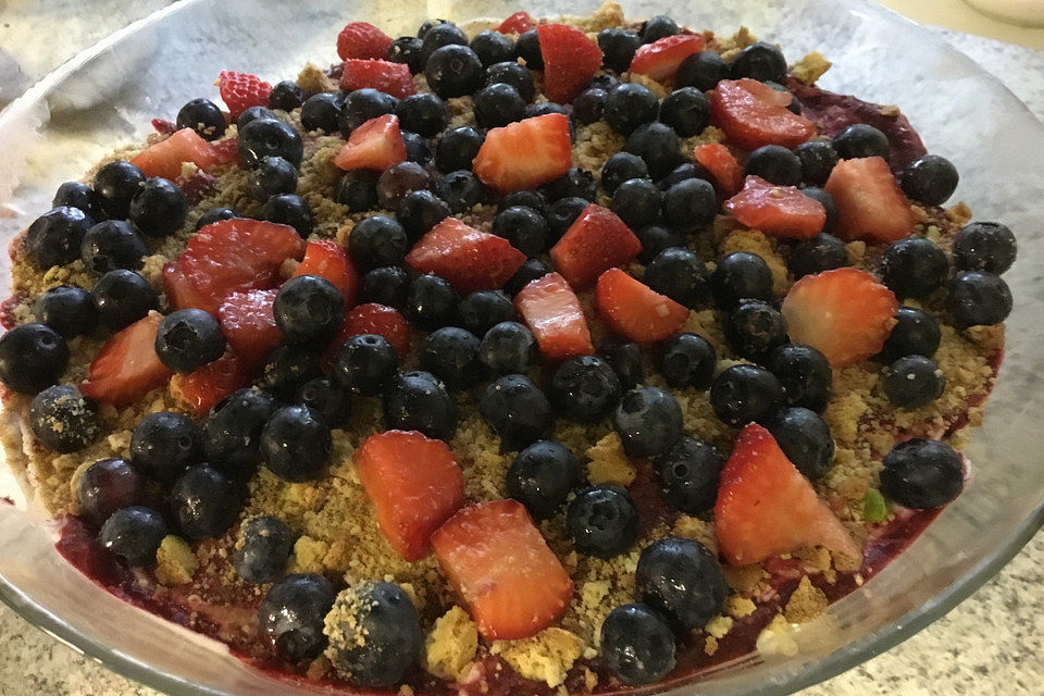 Quarkcreme mit Beeren und Cantuccini