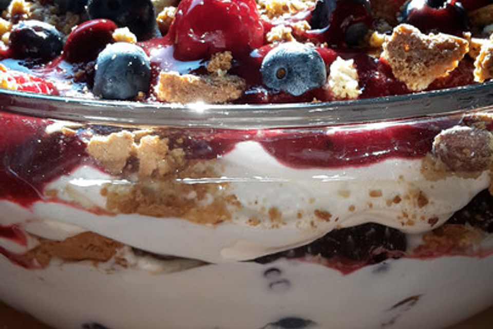 Quarkcreme mit Beeren und Cantuccini