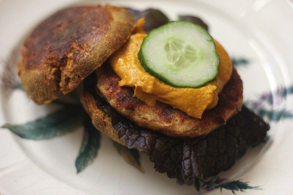 Provenzalisch angehauchter Rote Linsen Burger mit Pumpkin Curry Mayo