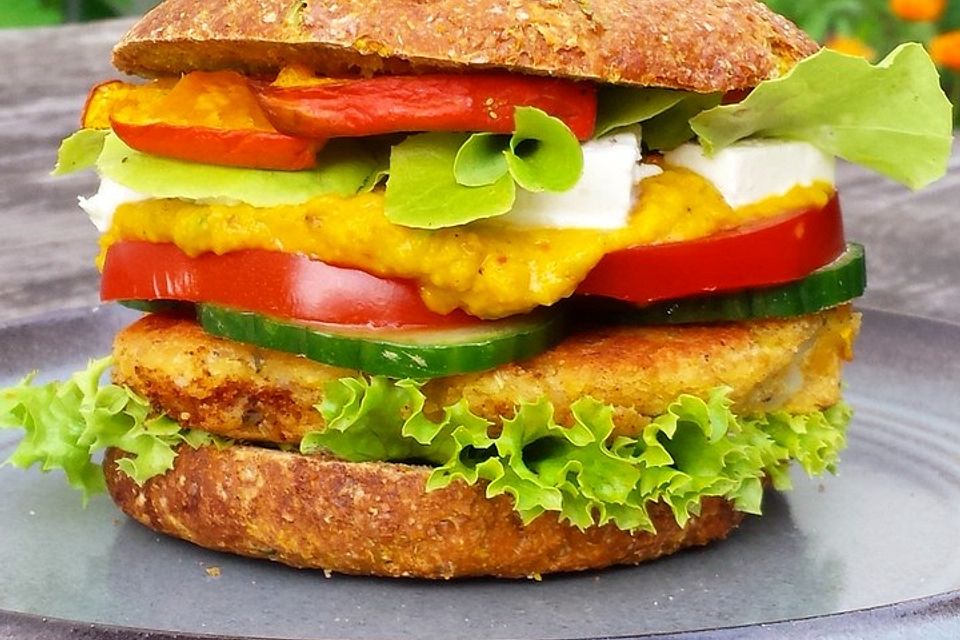 Provenzalisch angehauchter Rote Linsen Burger mit Pumpkin Curry Mayo