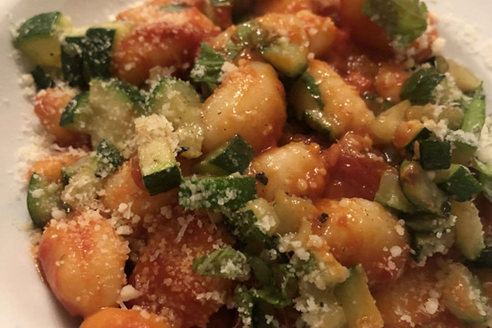 Gnocchi in würzig-cremiger Tomatensoße