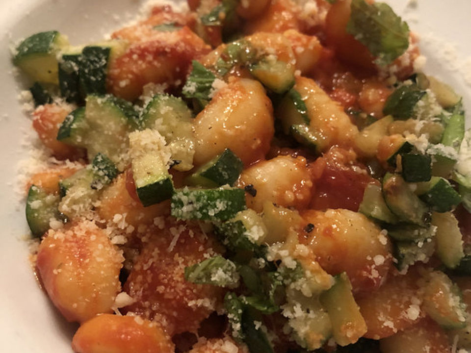 Gnocchi in würzig-cremiger Tomatensoße von liliatanar| Chefkoch