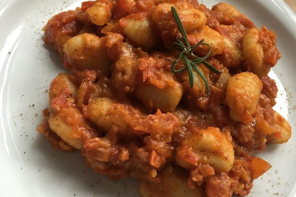 Gnocchi in würzig-cremiger Tomatensoße