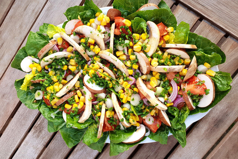 Sommerlicher Salat in Honig-Senf Dressing