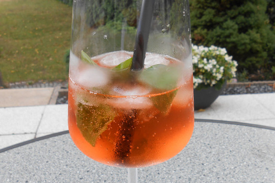 Spritz mit Holunder und Basilikum