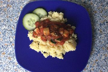 Couscous mit Tomaten-Gurken-Sauce