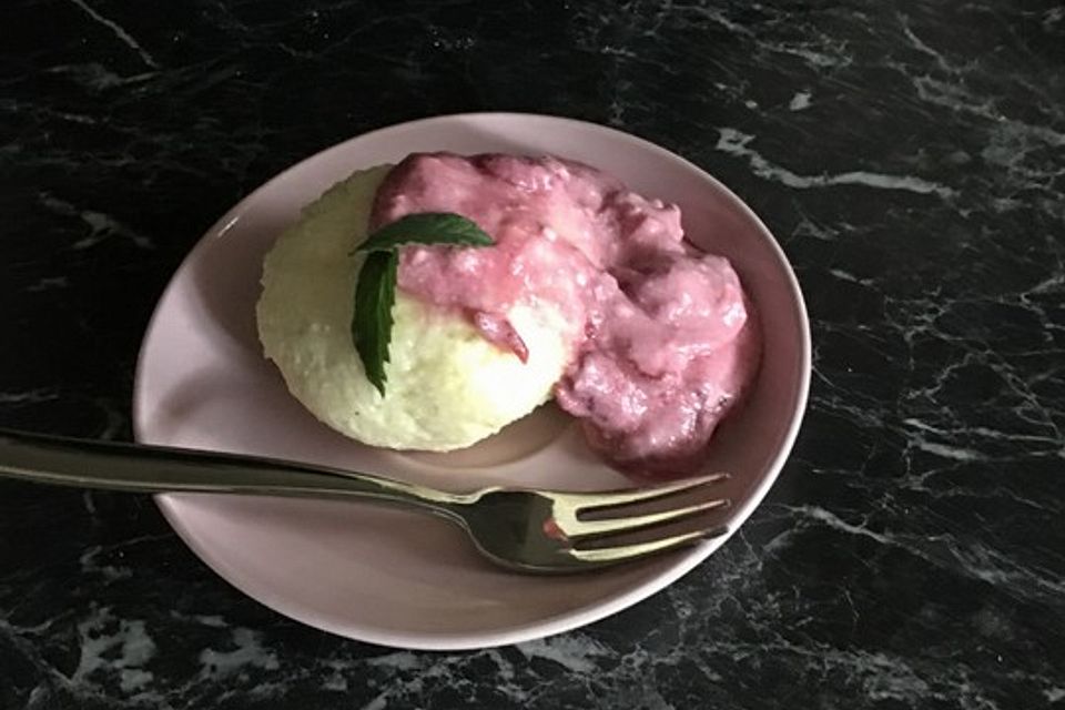 Kokos-Quark-Bällchen mit Heidelbeer-Joghurtsoße