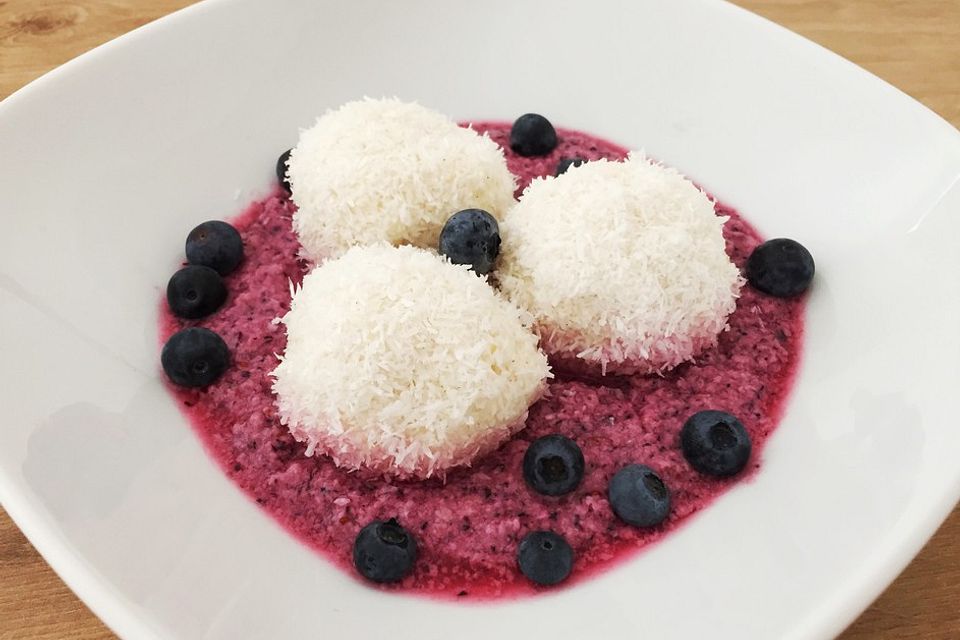 Kokos-Quark-Bällchen mit Heidelbeer-Joghurtsoße