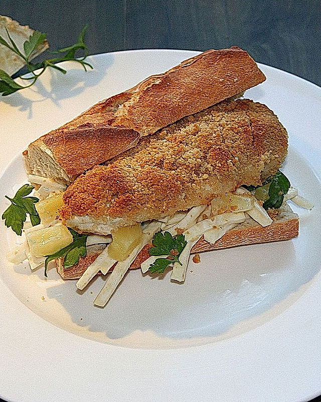 Burger mit Parmesan-Hähnchen und Sellerie-Ananas-Salat