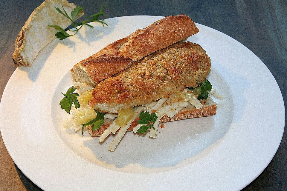 Burger mit Parmesan-Hähnchen und Sellerie-Ananas-Salat