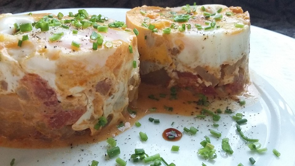 Eier auf Tomaten-Kohlrabi-Ragout von movostu